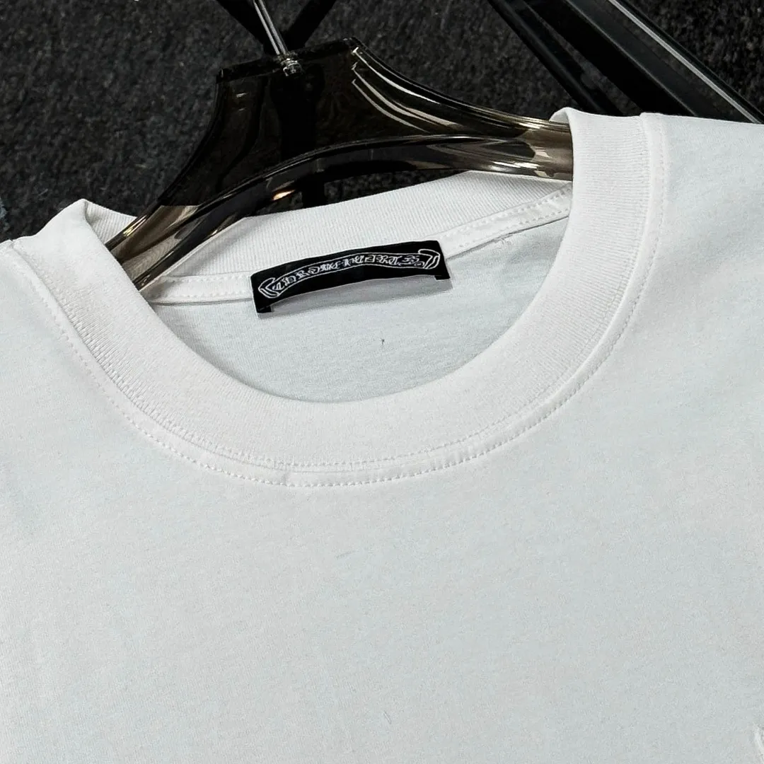 P180 Chrome Hearts Chrome Hearts 25 high version. The fabric is made of 300 grams of high-density cotton. It does not deform or shrink. It has three labels. It is the same style for men and women. Technology: Digital printing. Color: White. Black. SIZE: S-XL.